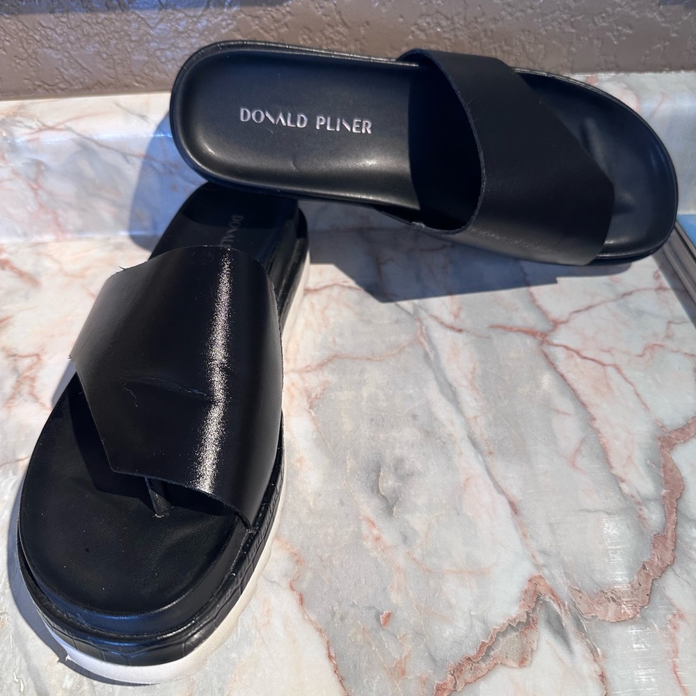 Donald Pliner FiFi Sandal size 9 1/2.
